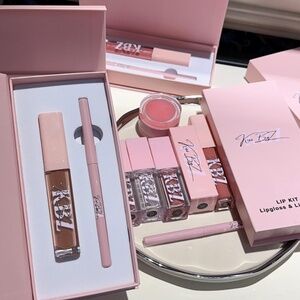 Lipgloss and lip liner